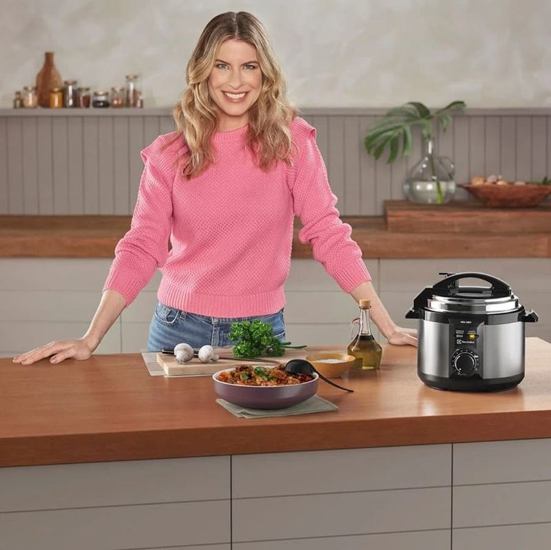 Panela-de-Pressao-Eletrica-Electrolux-3L-Cor-Inox-Efficient-com-Timer-por-Rita-Lobo--PCE15--
