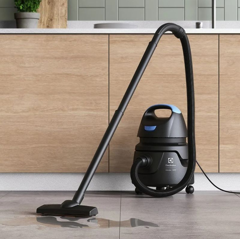Aspirador-de-Po-e-Agua-Electrolux-1400W-5L-c--Conjunto-de-Acessorios-e-Rodas-360°--AWD01--