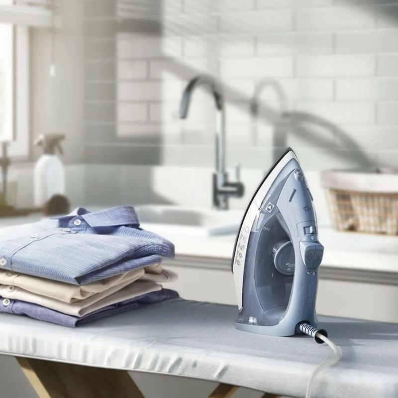 Ferro-de-Passar-Roupa-a-Vapor-e-a-Seco-Electrolux-Efficient-com-Vapor-Vertical--ESI10-